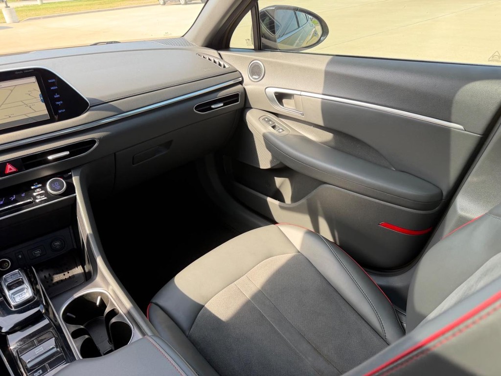 Hyundai Sonata Vehicle Full-screen Gallery Image 16