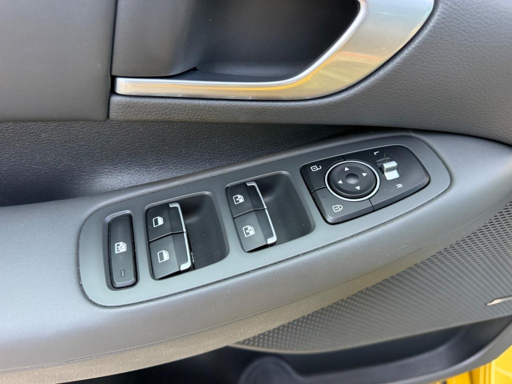 Hyundai Sonata Vehicle Full-screen Gallery Image 17