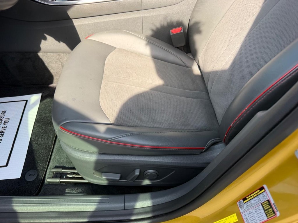 Hyundai Sonata Vehicle Full-screen Gallery Image 18