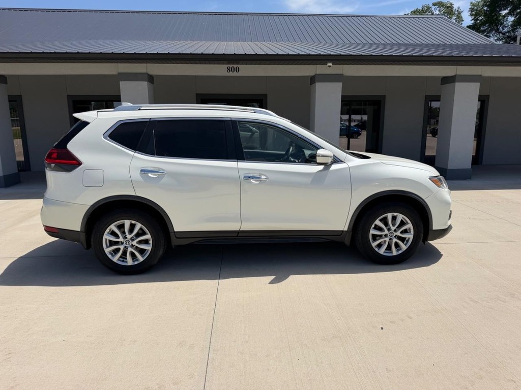 Nissan Rogue Vehicle Full-screen Gallery Image 02