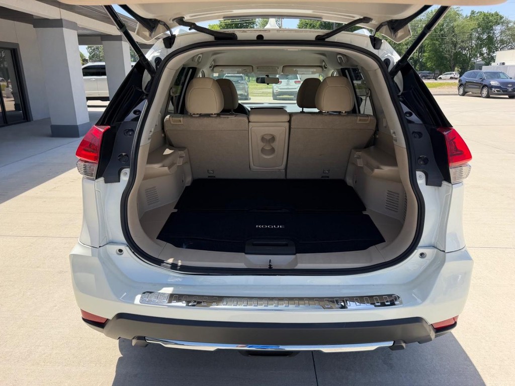 Nissan Rogue Vehicle Full-screen Gallery Image 05
