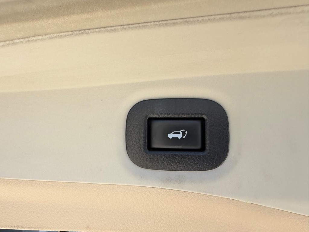 Nissan Rogue Vehicle Full-screen Gallery Image 06