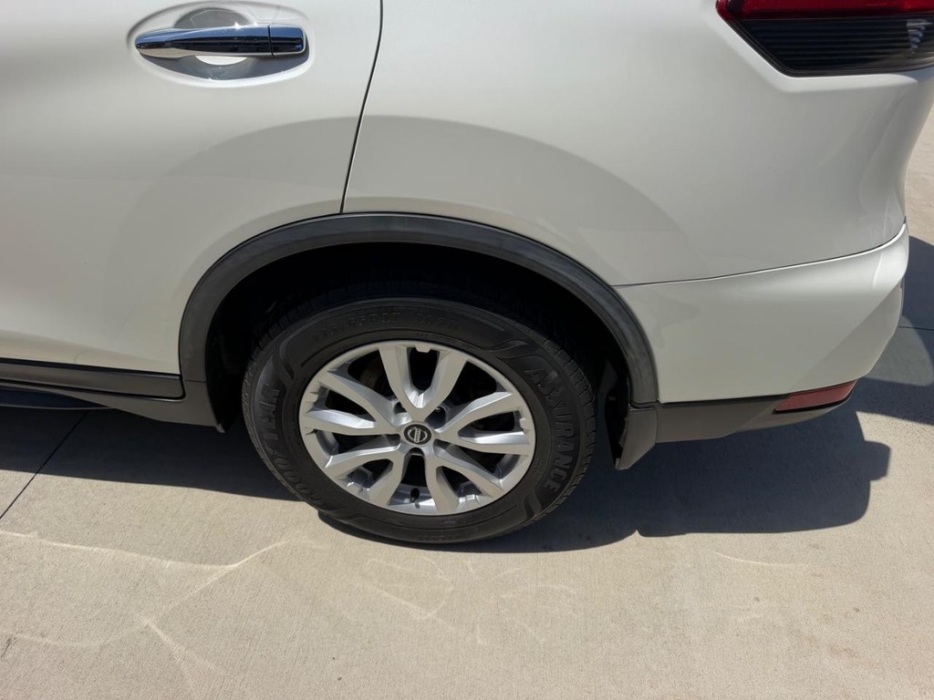 Nissan Rogue Vehicle Full-screen Gallery Image 07