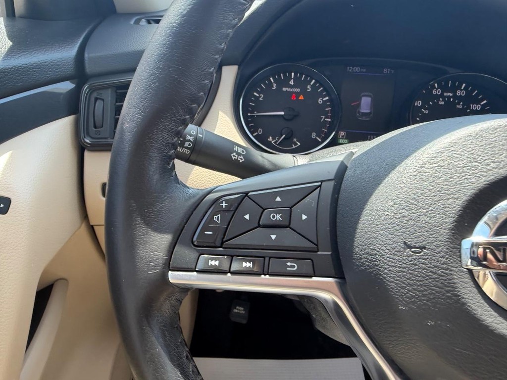 Nissan Rogue Vehicle Full-screen Gallery Image 11