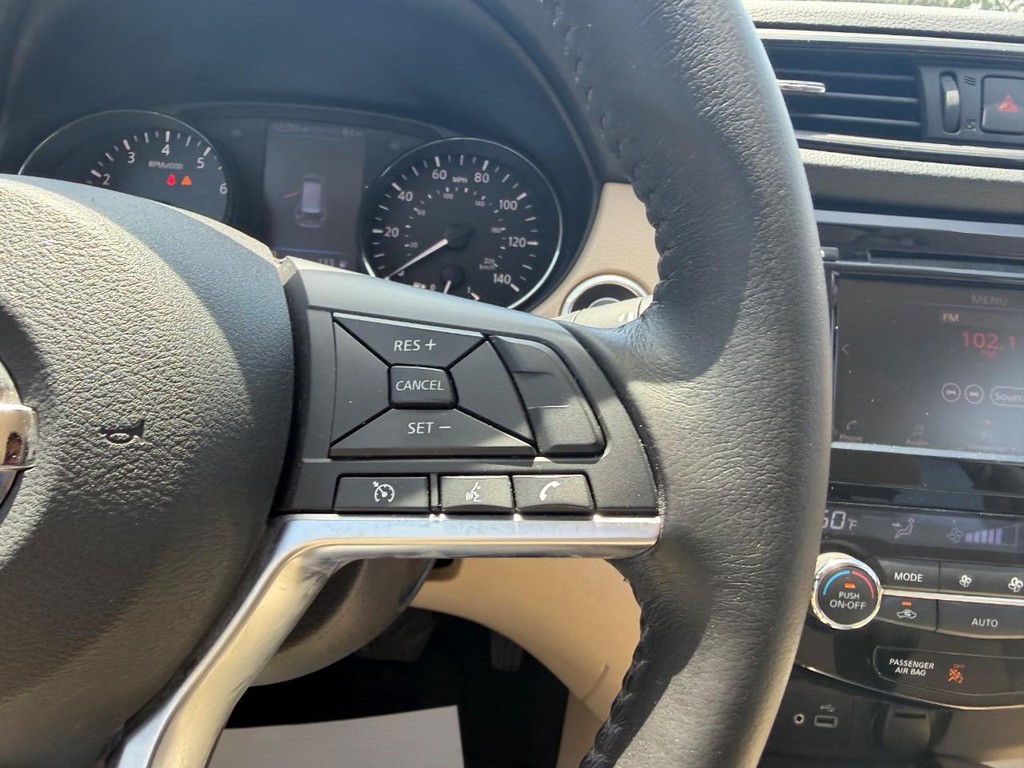 Nissan Rogue Vehicle Full-screen Gallery Image 12