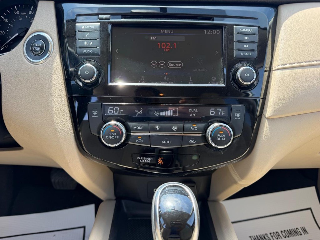 Nissan Rogue Vehicle Full-screen Gallery Image 14