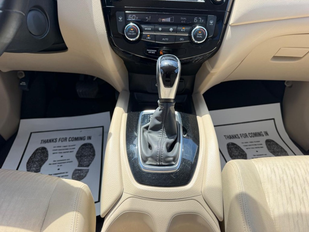 Nissan Rogue Vehicle Full-screen Gallery Image 15