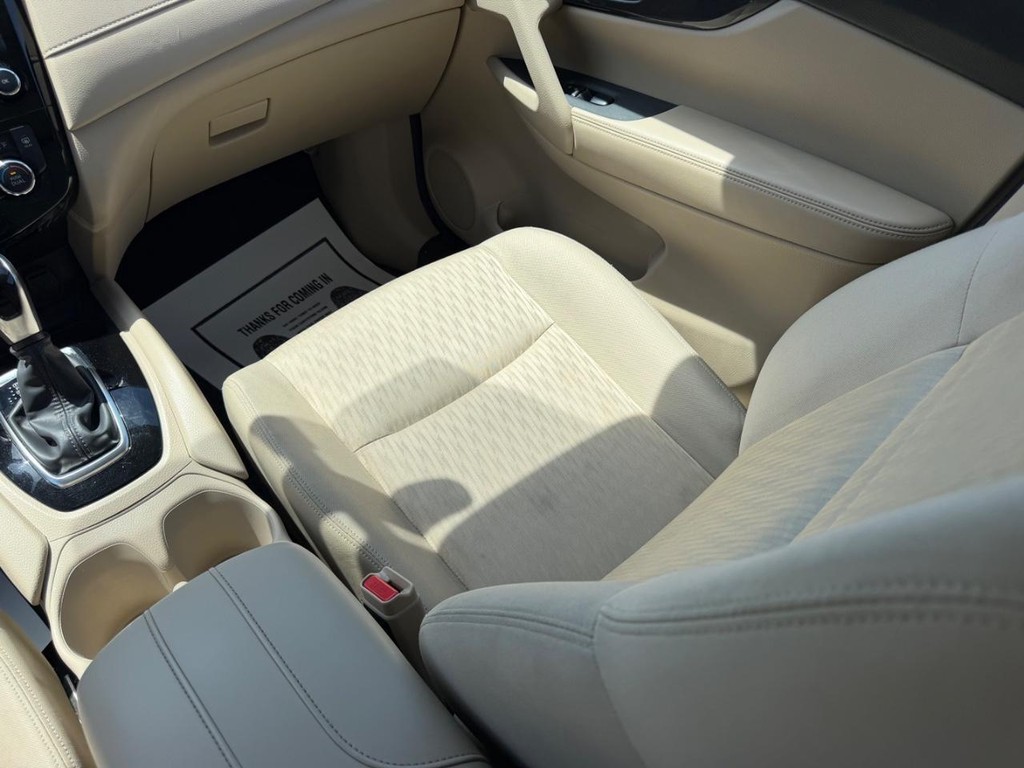 Nissan Rogue Vehicle Full-screen Gallery Image 16