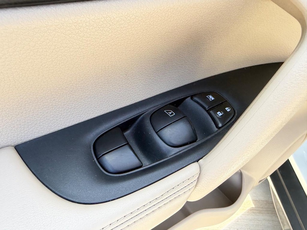Nissan Rogue Vehicle Full-screen Gallery Image 17