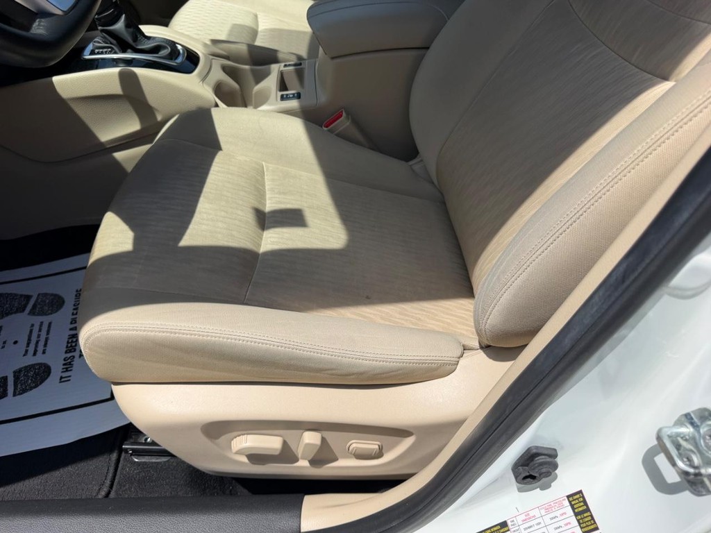 Nissan Rogue Vehicle Full-screen Gallery Image 18