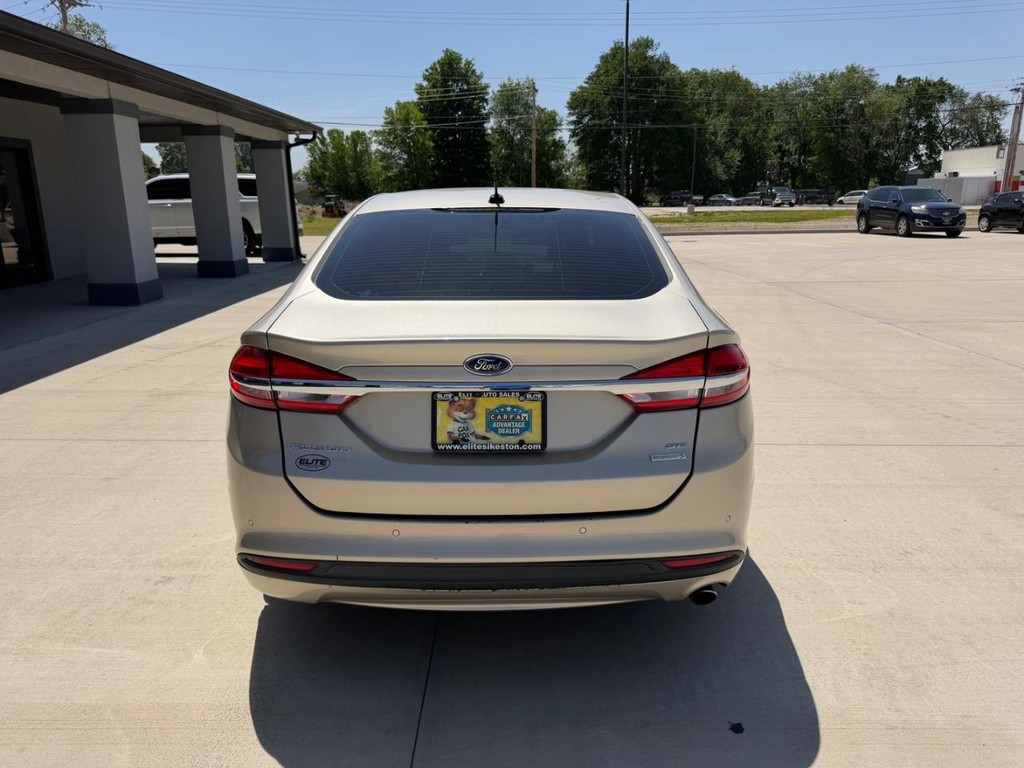 Ford Fusion Vehicle Full-screen Gallery Image 04