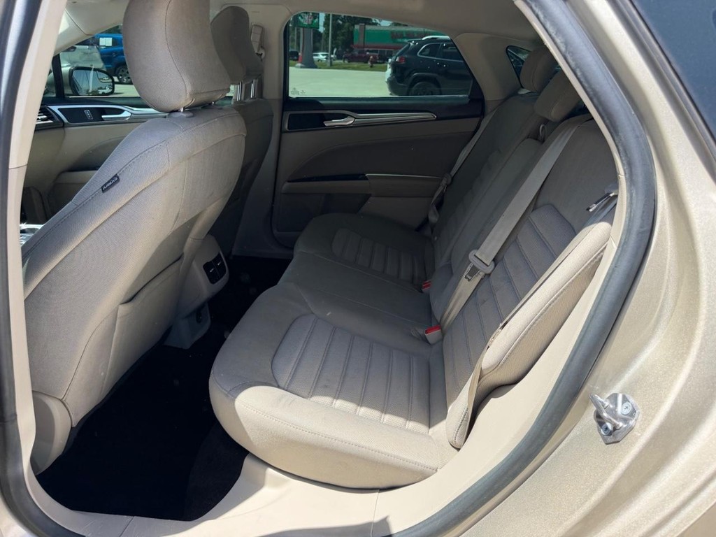 Ford Fusion Vehicle Full-screen Gallery Image 07