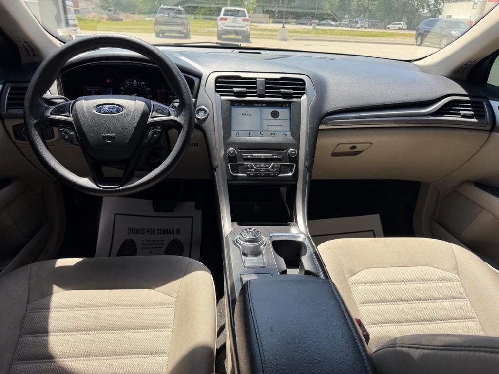 Ford Fusion Vehicle Full-screen Gallery Image 08