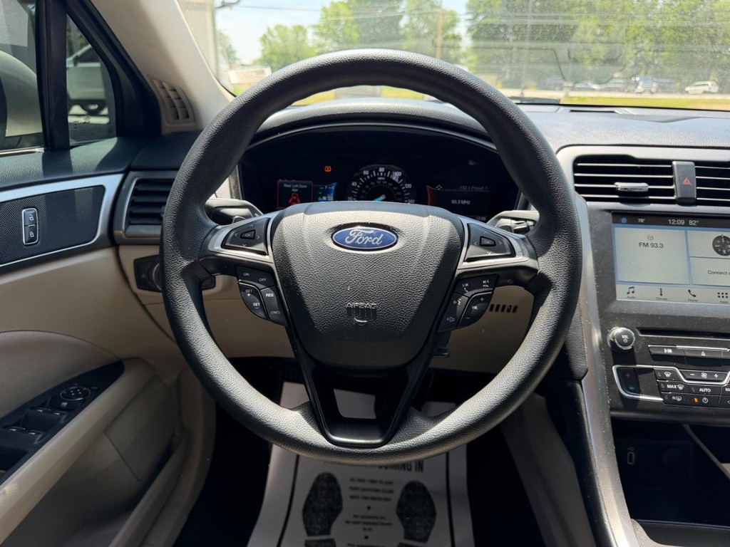 Ford Fusion Vehicle Full-screen Gallery Image 09