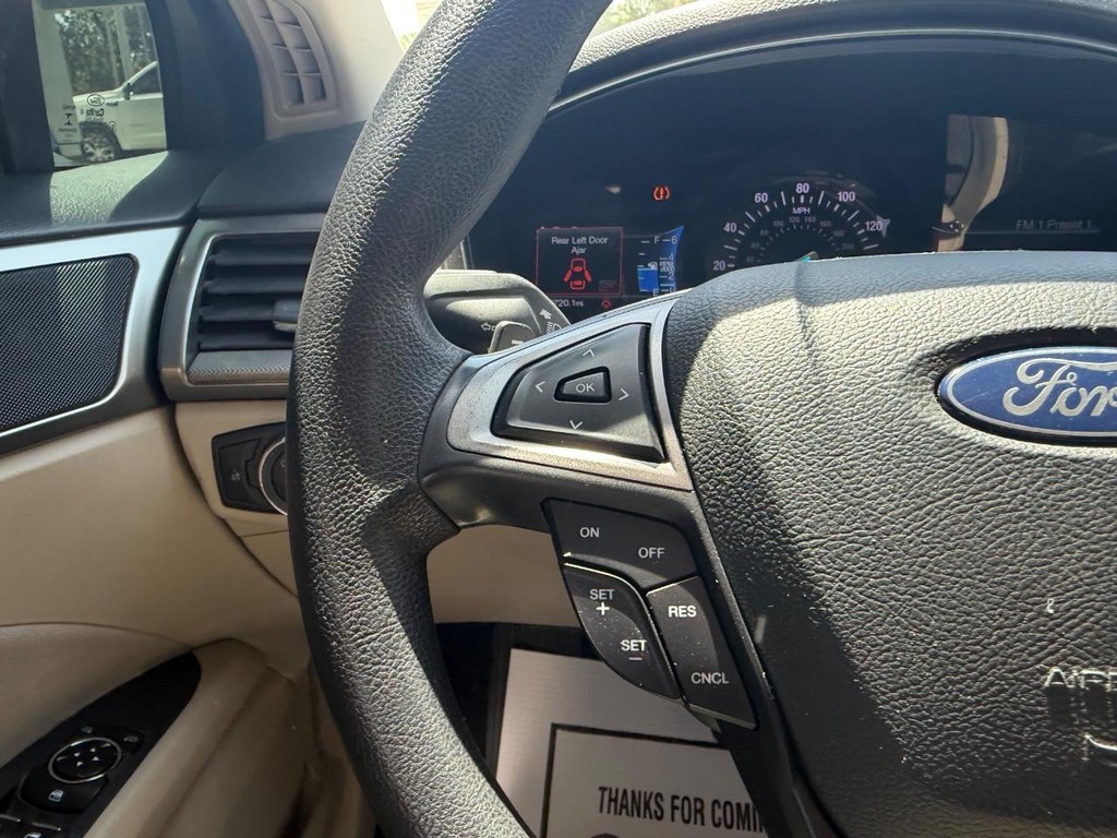 Ford Fusion Vehicle Full-screen Gallery Image 10