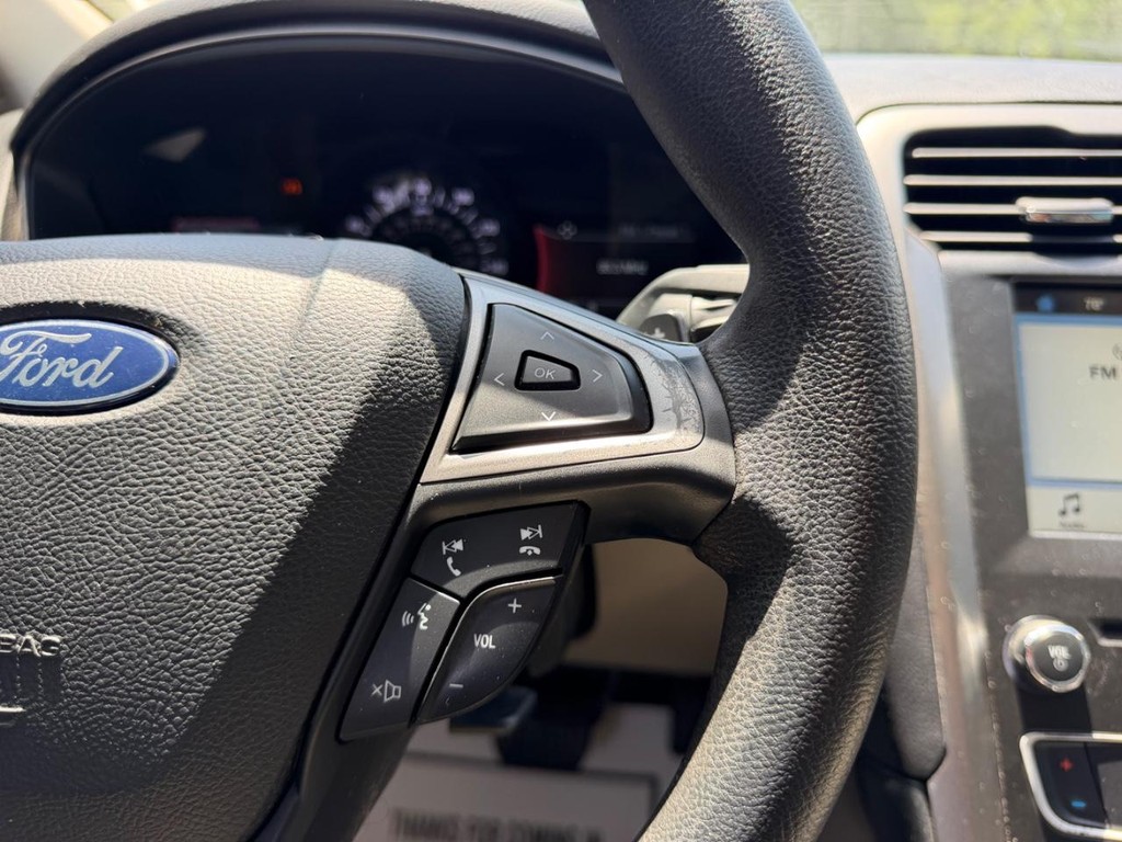 Ford Fusion Vehicle Full-screen Gallery Image 11