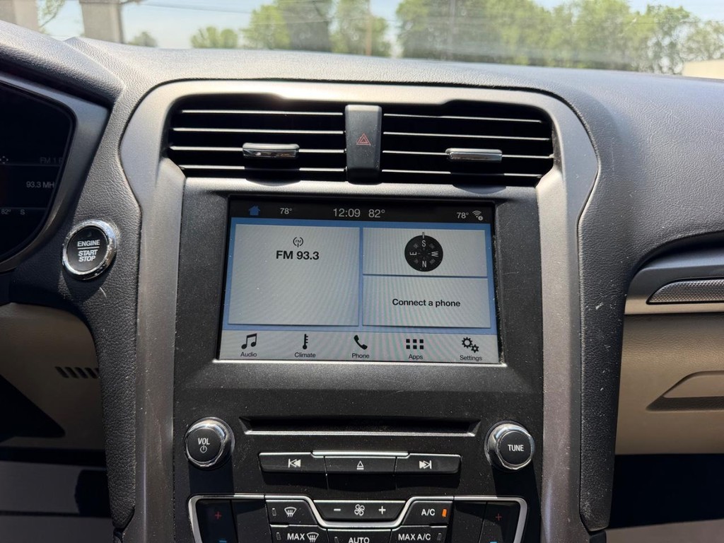 Ford Fusion Vehicle Full-screen Gallery Image 12