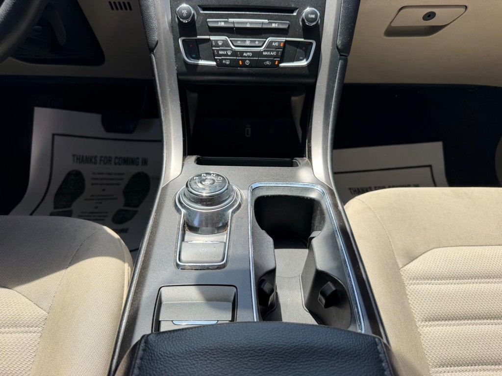 Ford Fusion Vehicle Full-screen Gallery Image 14