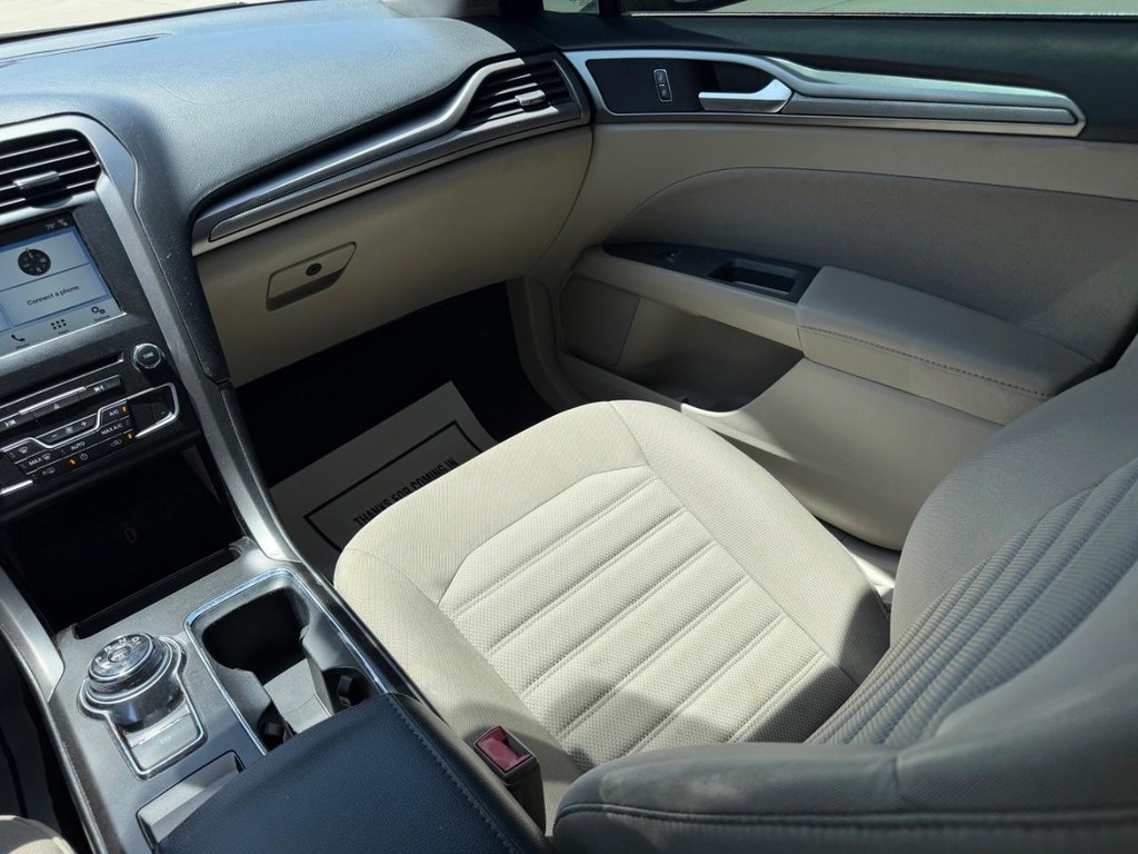 Ford Fusion Vehicle Full-screen Gallery Image 15
