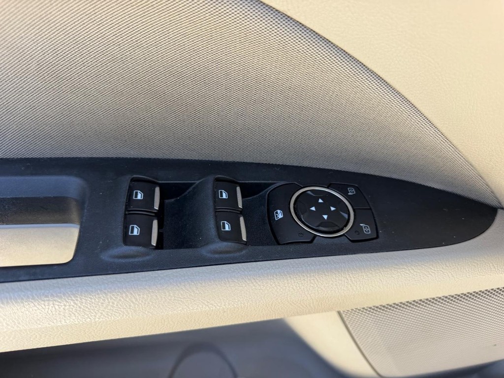 Ford Fusion Vehicle Full-screen Gallery Image 16