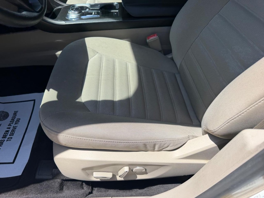 Ford Fusion Vehicle Full-screen Gallery Image 17