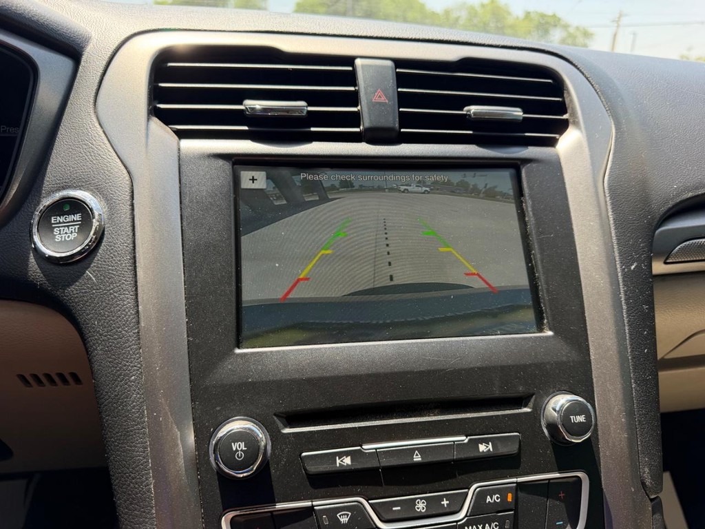 Ford Fusion Vehicle Full-screen Gallery Image 19