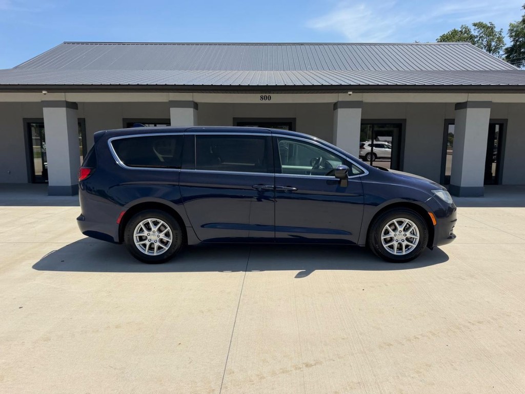 Chrysler Pacifica Vehicle Full-screen Gallery Image 02