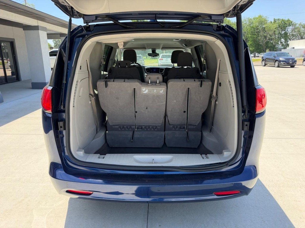 Chrysler Pacifica Vehicle Full-screen Gallery Image 05