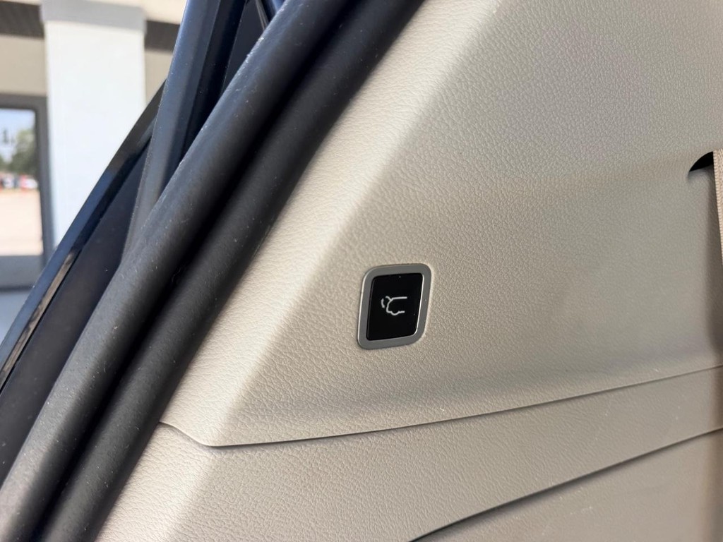 Chrysler Pacifica Vehicle Full-screen Gallery Image 06