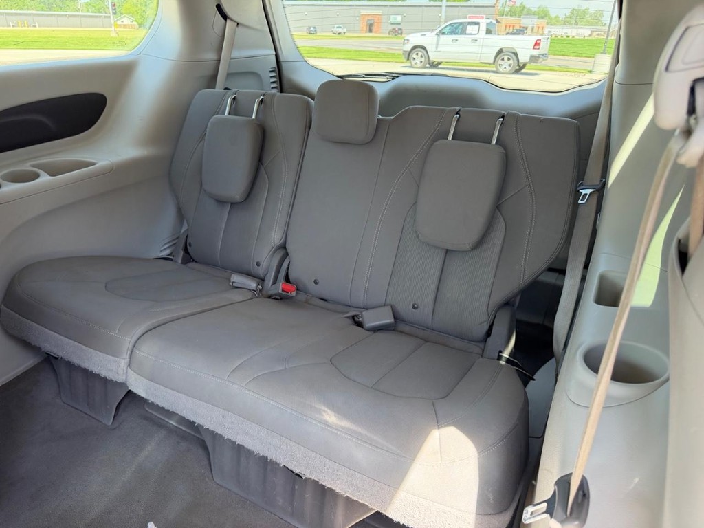 Chrysler Pacifica Vehicle Full-screen Gallery Image 08