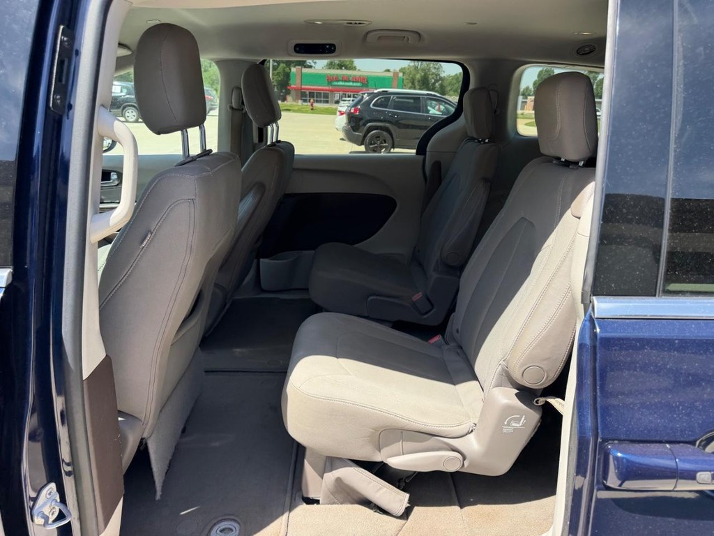 Chrysler Pacifica Vehicle Full-screen Gallery Image 09