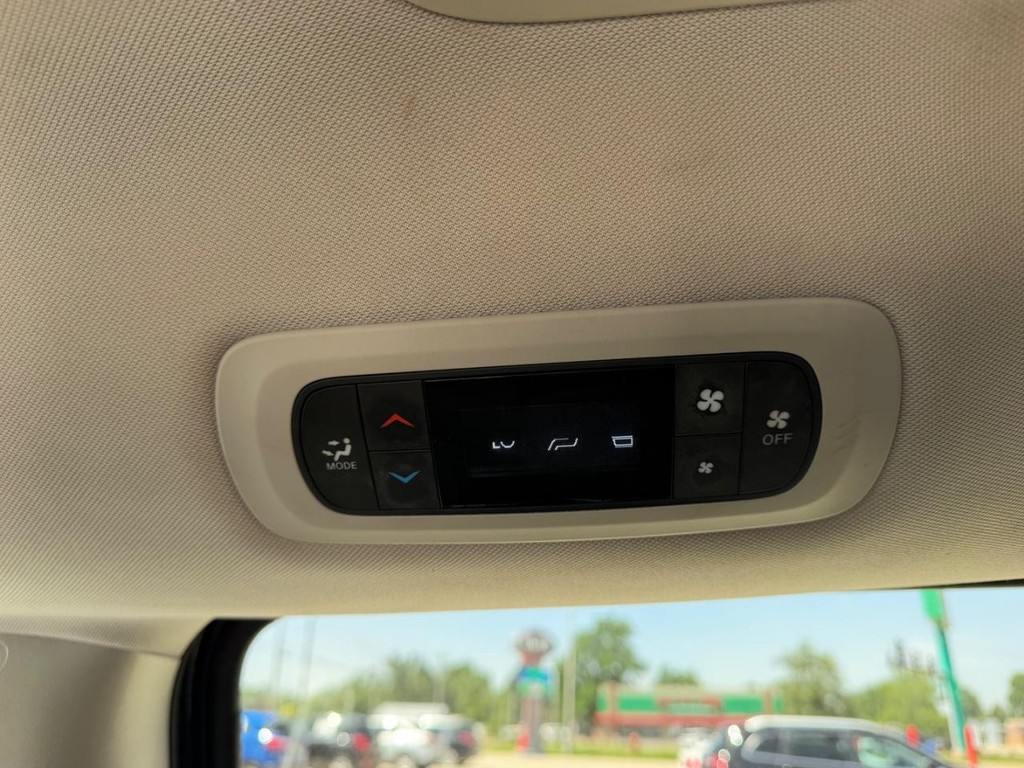 Chrysler Pacifica Vehicle Full-screen Gallery Image 10