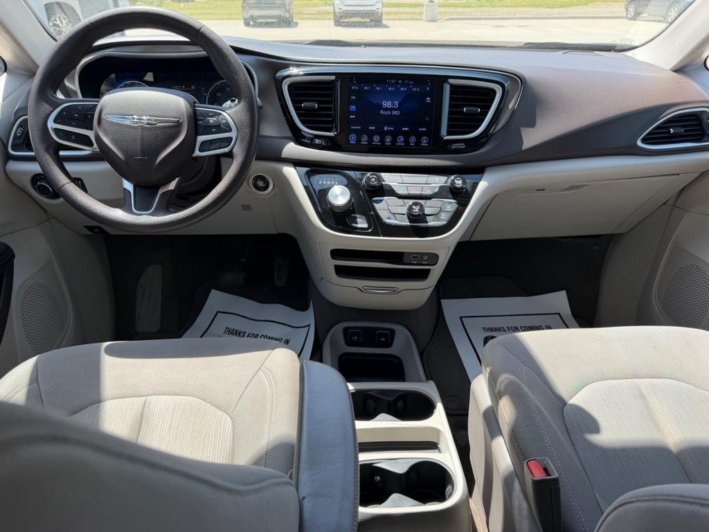 Chrysler Pacifica Vehicle Full-screen Gallery Image 11