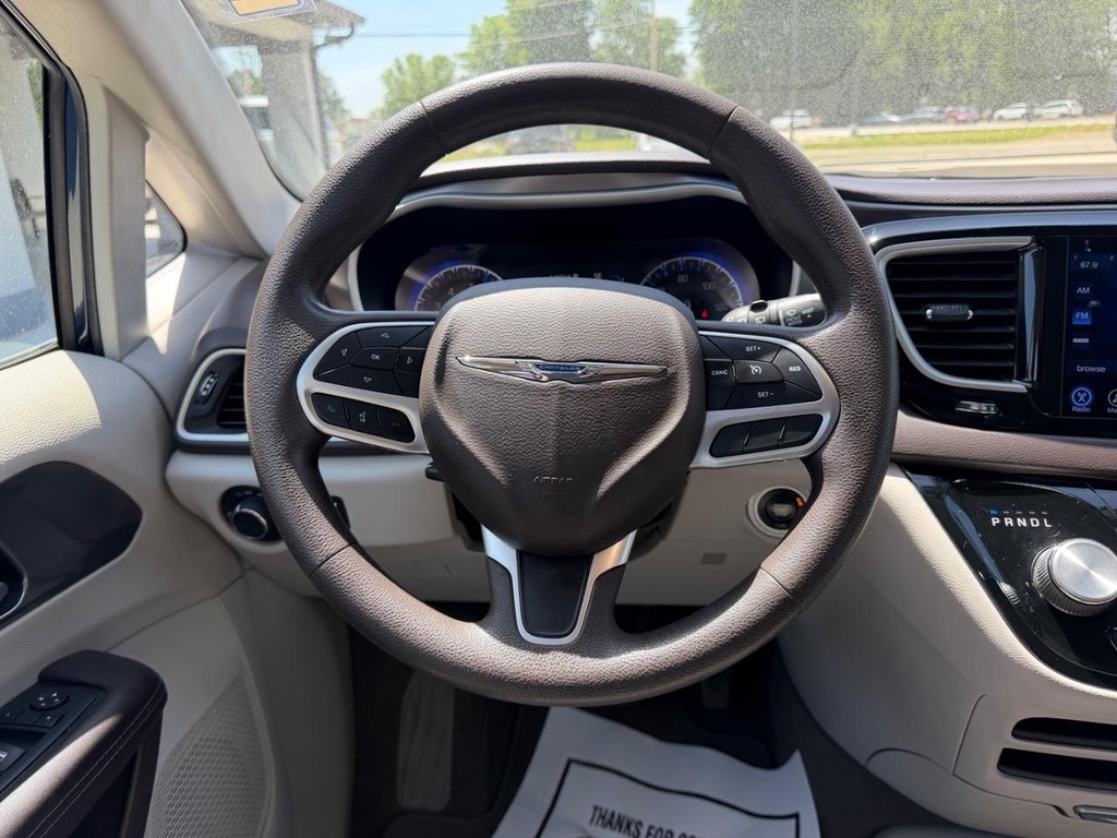 Chrysler Pacifica Vehicle Full-screen Gallery Image 12