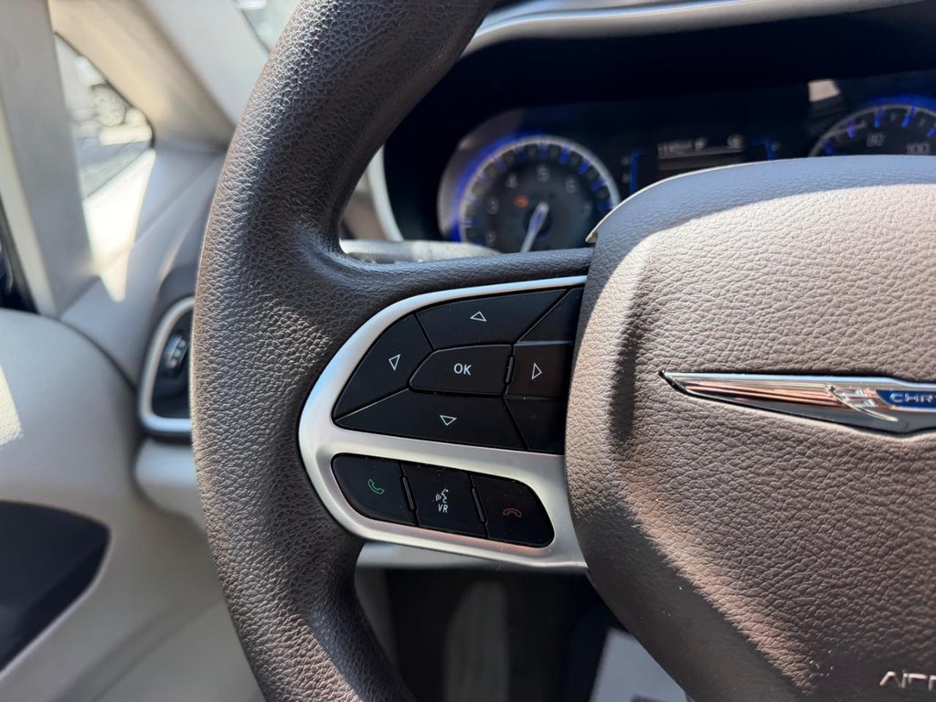 Chrysler Pacifica Vehicle Full-screen Gallery Image 13