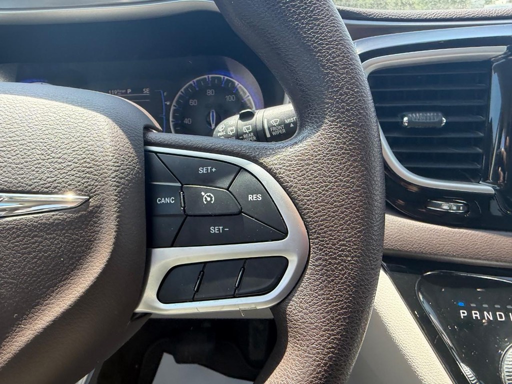 Chrysler Pacifica Vehicle Full-screen Gallery Image 14
