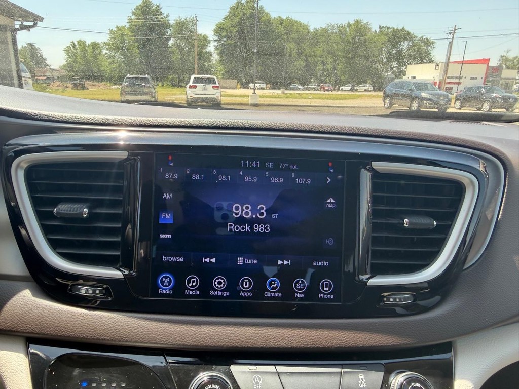 Chrysler Pacifica Vehicle Full-screen Gallery Image 15