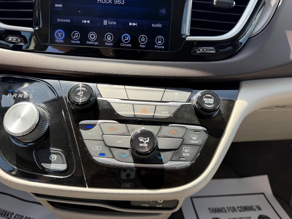 Chrysler Pacifica Vehicle Full-screen Gallery Image 16