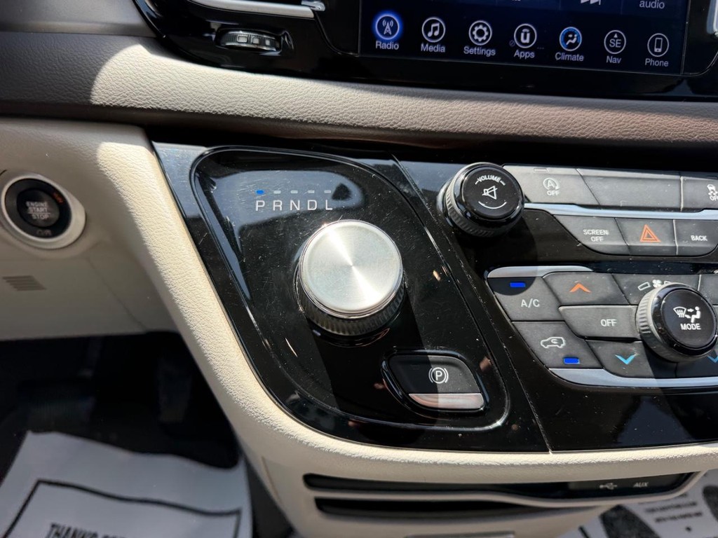 Chrysler Pacifica Vehicle Full-screen Gallery Image 17