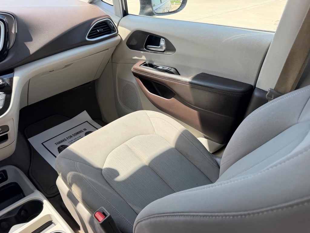 Chrysler Pacifica Vehicle Full-screen Gallery Image 18
