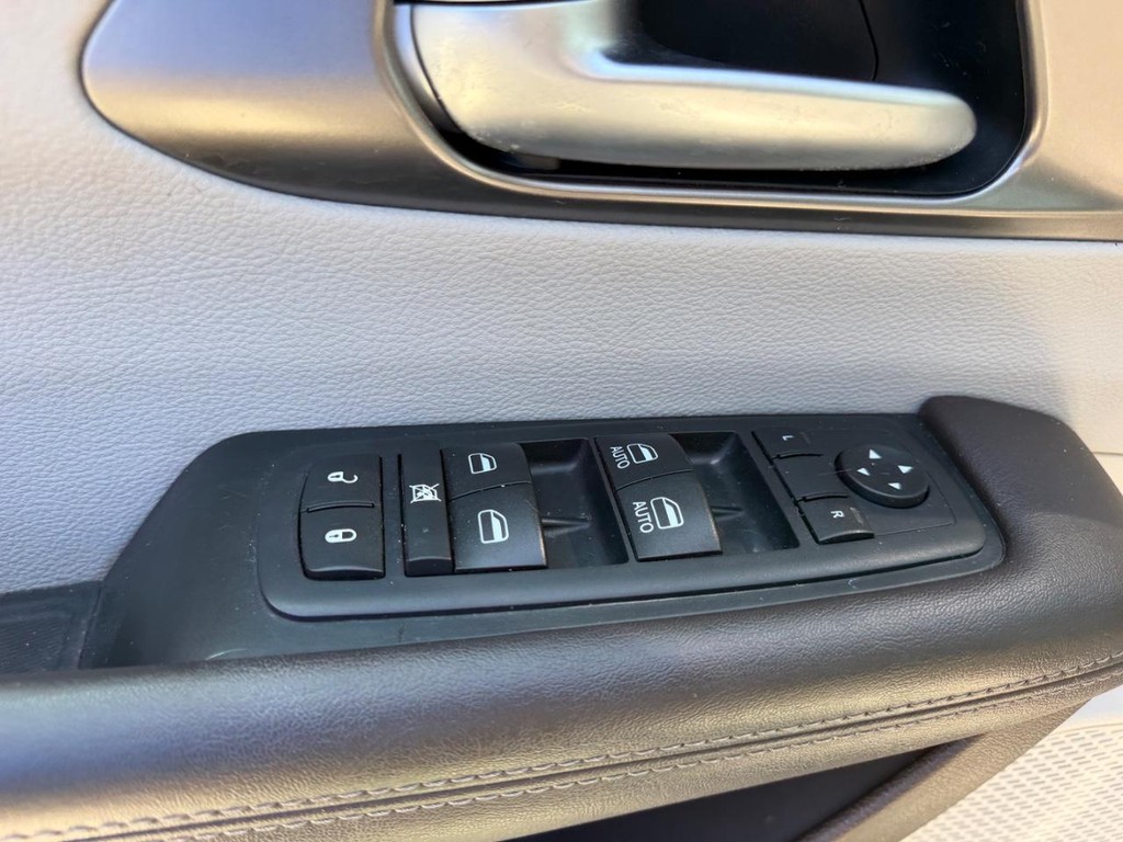 Chrysler Pacifica Vehicle Full-screen Gallery Image 19