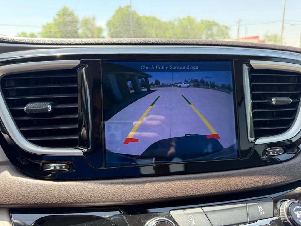 Chrysler Pacifica Vehicle Full-screen Gallery Image 22