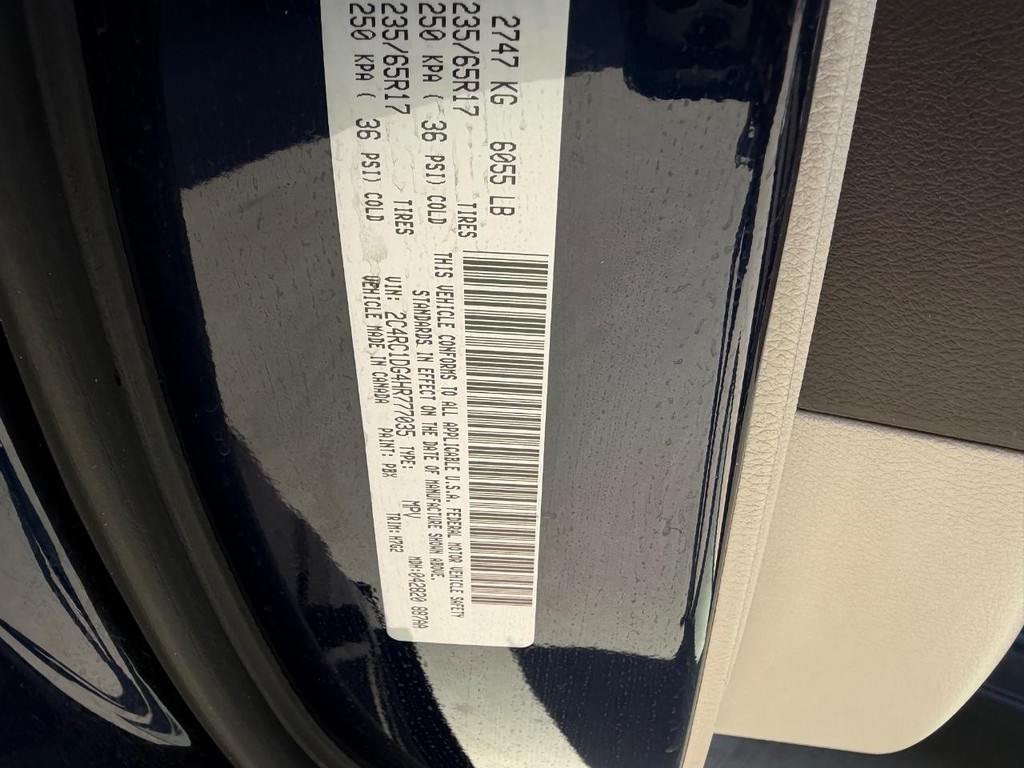 Chrysler Pacifica Vehicle Full-screen Gallery Image 23