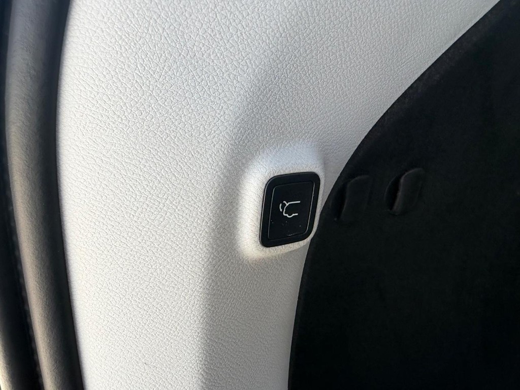 Jeep Cherokee Vehicle Full-screen Gallery Image 06