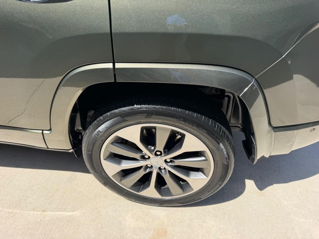 Jeep Cherokee Vehicle Full-screen Gallery Image 07