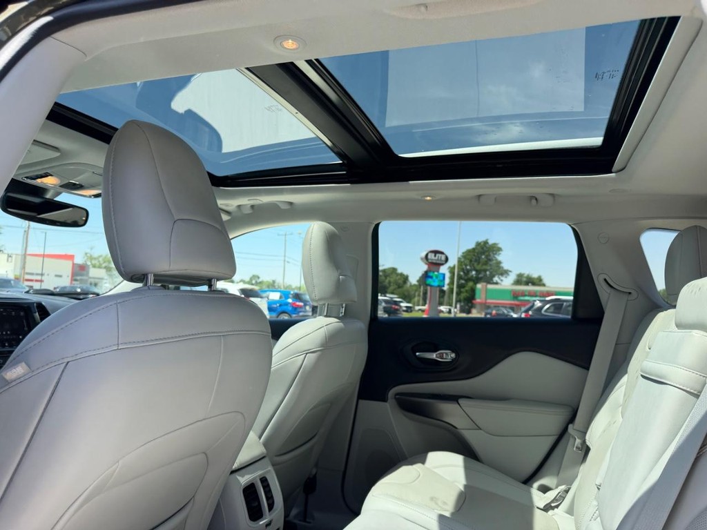 Jeep Cherokee Vehicle Full-screen Gallery Image 09