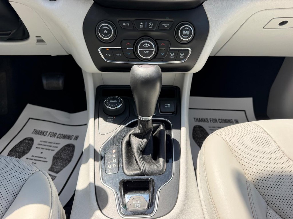 Jeep Cherokee Vehicle Full-screen Gallery Image 16