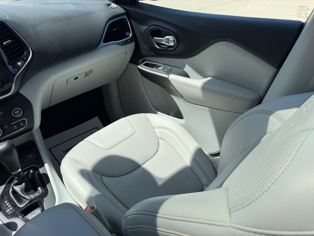 Jeep Cherokee Vehicle Full-screen Gallery Image 17
