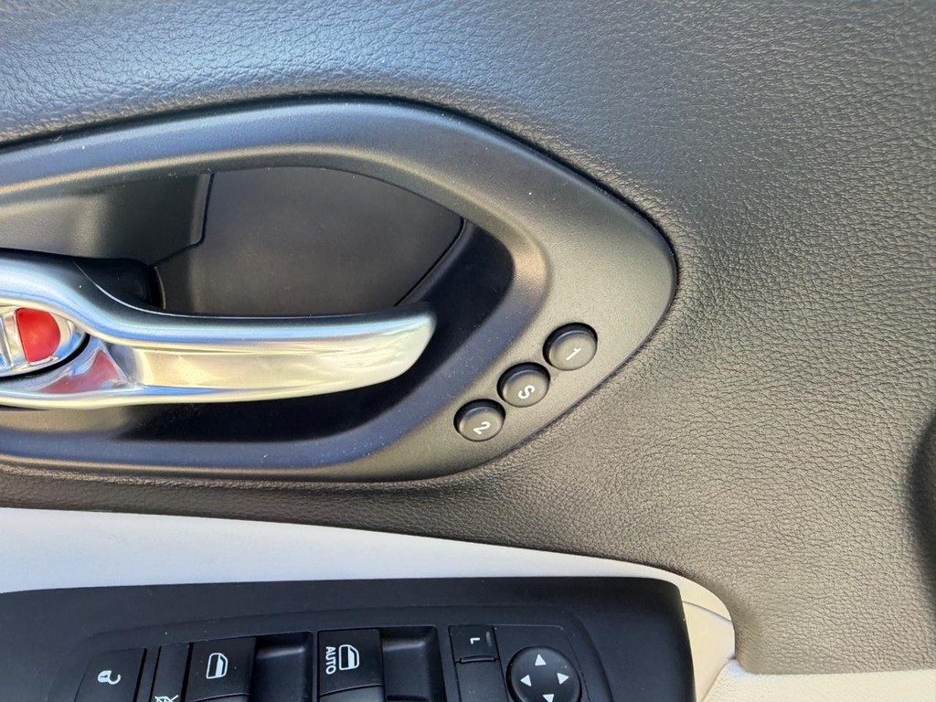 Jeep Cherokee Vehicle Full-screen Gallery Image 19