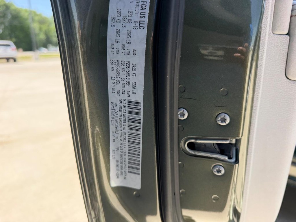 Jeep Cherokee Vehicle Full-screen Gallery Image 23